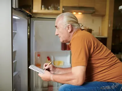Bărbat care se uită în frigider - Foto: Freepik (Imagine cu rol ilustrativ)