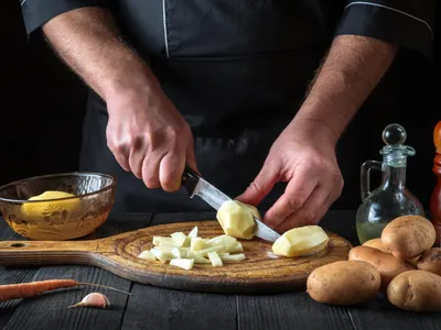 Cum să faci cei mai buni cartofi înăbușiți cu ceapă și usturoi de post? Secretul călugărilor de la mănăstire - Foto: Freepik (Imagine cu rol ilustrativ)