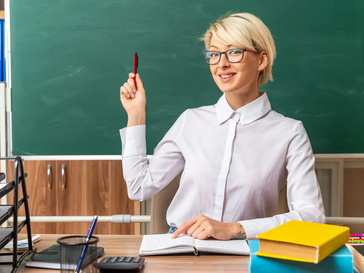 Profesoara la catedră - Foto: Freepik