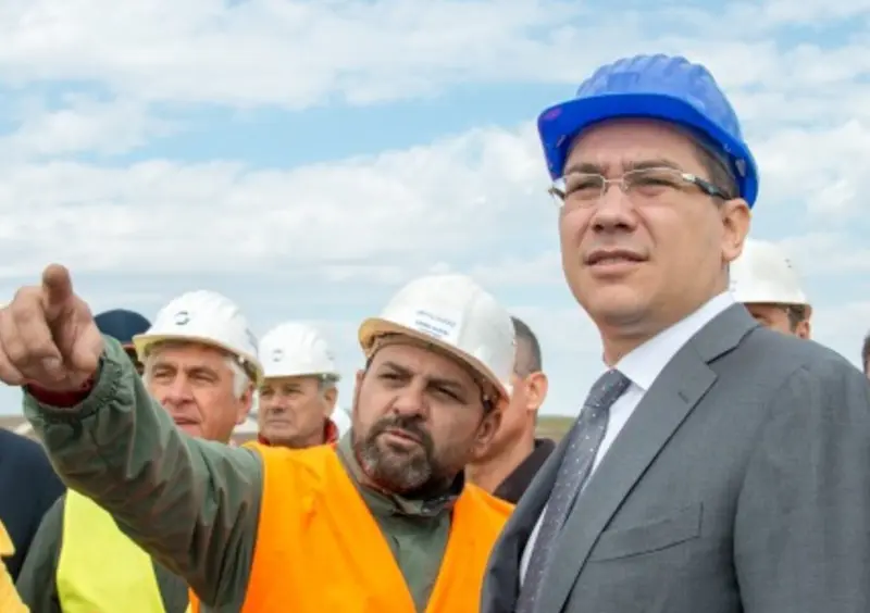 Ponta privind spre autostrăzi / capital.ro