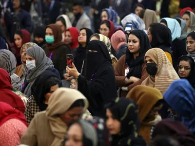 Sute de oameni s-au adunat în jurul aeroportului din Kabul în speranţa de a părăsi Afganistanul/FOTO: Aljazeera