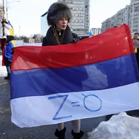 Steagul Rusiei cu simbolul „Z”, fluturat mitingul organizat de AUR pro-Călin Georgescu din Capitală - Foto: INQUAM Photos/Octav Ganea