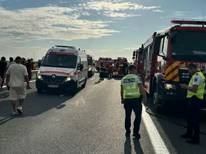 Accident pe A3. Un vehicul a lovit parapetul. O victimă e inconştientă, alte 6, în stare critică - Foto: News.ro