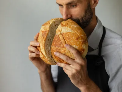 Motivul pentru care nu poți depozita pâinea albă și cea neagră împreună. Ce se întâmplă dacă le ții mai mult? -Foto: Freepik (Imagine cu rol ilustrativ)