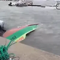 Furtuna a scufundat un velier și mai multe bărci pescărești în Portul Tomis Foto: Click