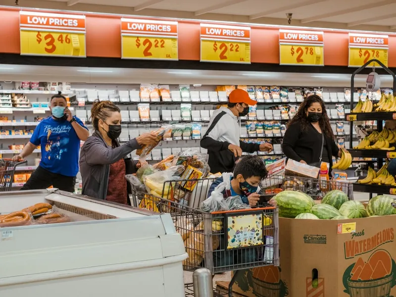 Un texan a fost condamnat la 15 luni de închisoare după ce a scris pe Facebook că a plătit o persoană infectată cu COVID să lingă alimentele dintr-un supermarket. / Foto: nytimes.com