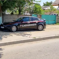 În urma fotografiilor postate pe Facebook, poliția a deschis o anchetă pentru a-l identifica pe proprietarul mașinii inscripționate "Carabinieri" parcată pe o stradă din Drăgănești Olt Foto: Facebook