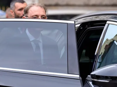 Prim-ministrul Luca Niculescu, plecând de la sediul BNR, unde s-a întâlnit cu guvernatorul Isărescu - Foto: Profimedia Images