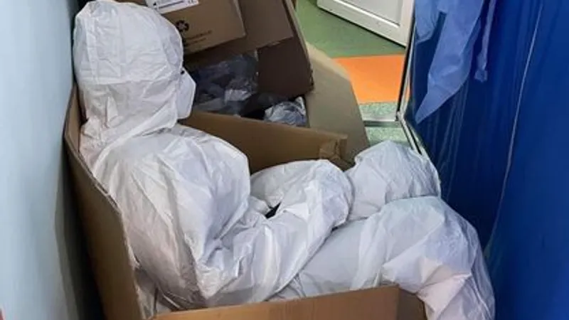 Fotografia cu asistenta de la spitalul Sf. Pantelimon a devenit virală. FOTO: Facebook/RoVaccinare