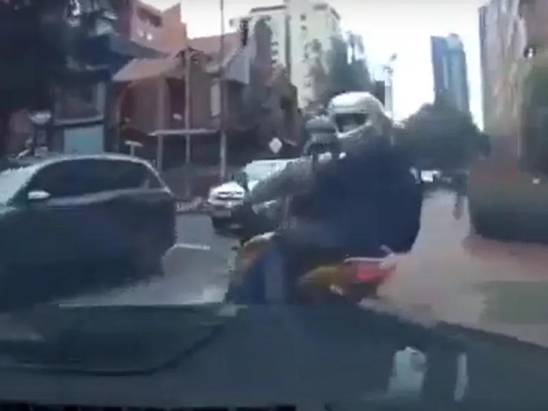 Un avocat a spulberat cu BMW-ul doi hoți care tocmai îl jefuiseră Foto: captură Youtube