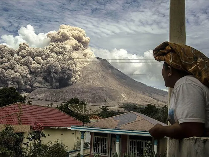 Vulcanul Sinabung a erupt, expulzând cenuşă / Anadolu