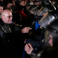 13 jandarmi, răniți la protestul pro-Georgescu după invalidarea candidaturii. Patru sunt la spital - Foto: Profimedia Images