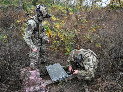 Terminal Starlink operat de militari ucraineni - Foto: Profimedia Images (imagine cu rol ilustrativ)