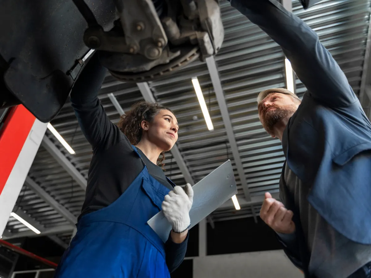 Doi angajați într-un service - Foto: Freepik (rol ilustrativ)