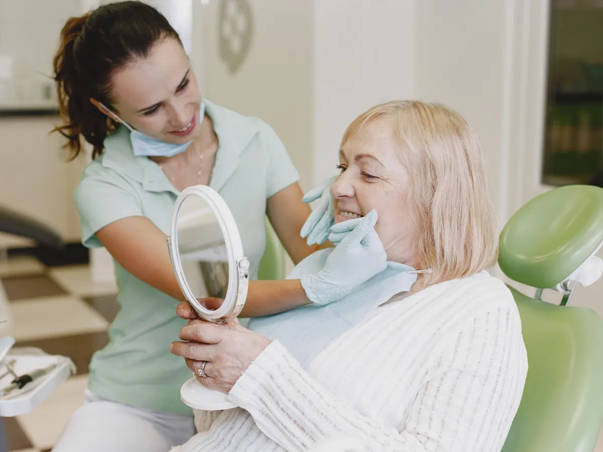 Cum beneficiezi gratuit de servicii stomatologice decontate de stat? Și pensionarii se pot trata