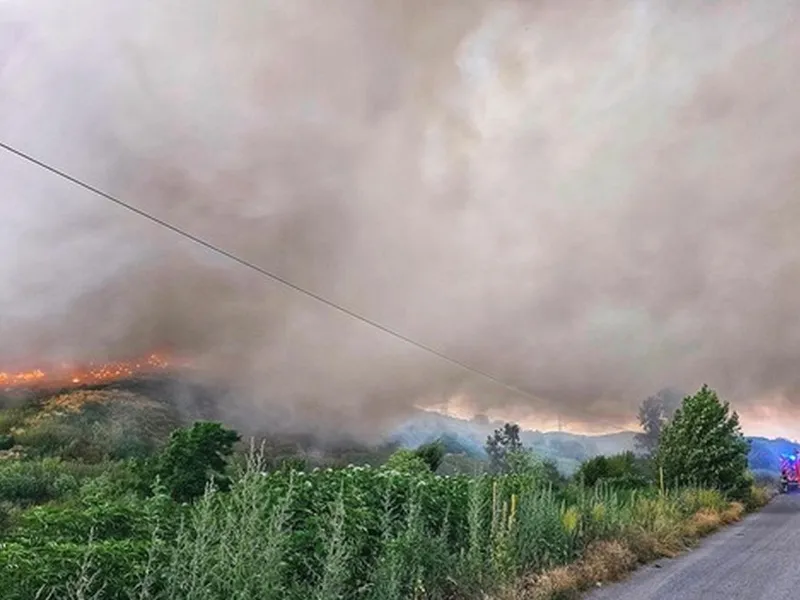 Incendiul de la groapa de gunoi Aninoasa s-a extins până la Târgovişte - Foto: ISU Dâmboviţa