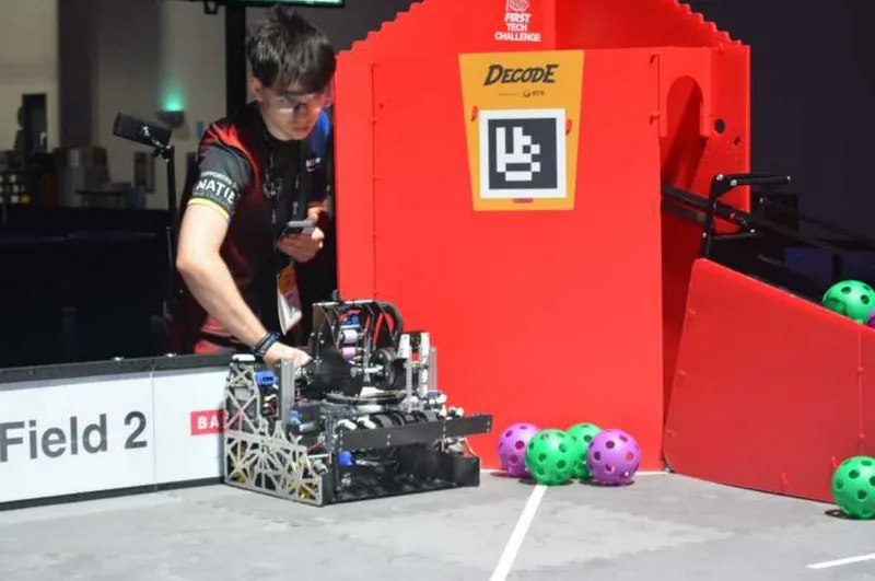 Echipa de liceeni rom&acirc;ni &bdquo;Heart of RoBots&rdquo; din Buzău a c&acirc;știgat locul I &icirc;n divizia da Vinci și premiul Inspire Award la FIRST Tech Challenge din Houston-SUA - Foto: Heart of RoBots