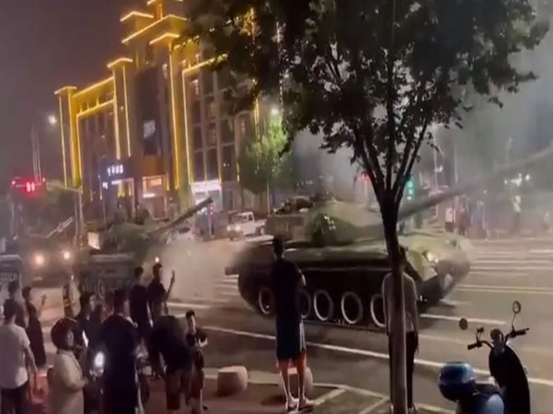 tancuri rulând pe străzile din Rizhao, în provincia Shandong/foto: social media