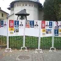 CANDIDAȚI Panourile de afișaj din întreaga țară s-au umplut de figuri destul de cunoscute