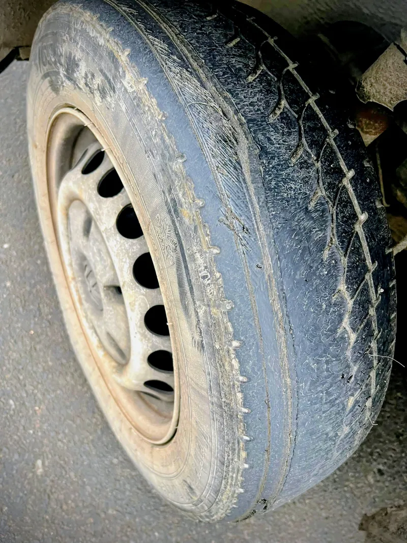 Un șofer rom&acirc;n, prins &icirc;n trafic cu &bdquo;slick-&rdquo;-uri de iarnă - Foto: Facebook / Poliția Rom&acirc;nă