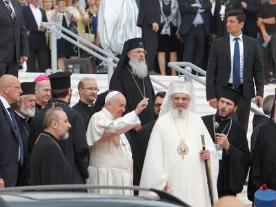 Papa Francisc, salutând mulțimea în fața Catedralei Neamului Foto: Inquam Photos / Octav Ganea
