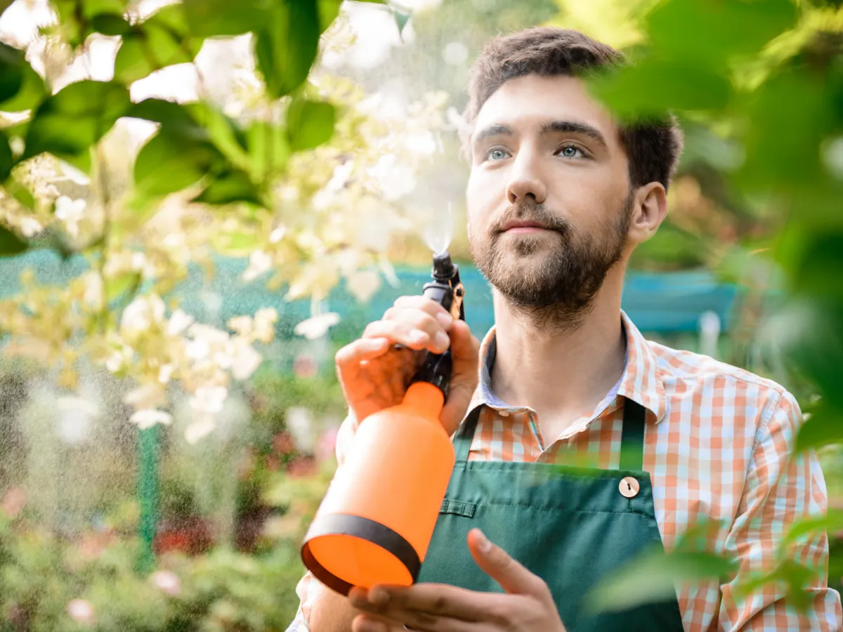 Bărbat cu un spray - Foto: Magnific.com (Imagine cu rol ilustrativ)