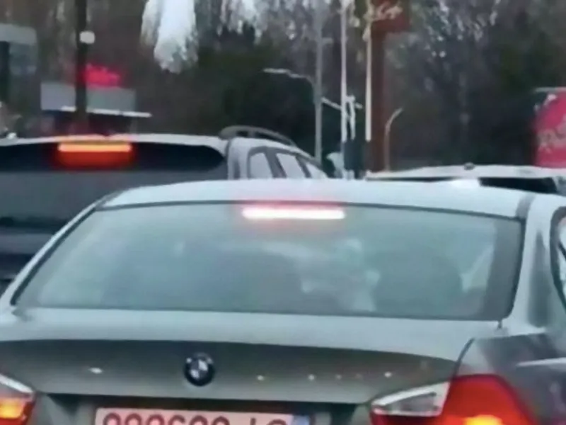 Un „bizon” bătrân cu BMW s-a faultat singur, după o şicanare în trafic/FOTO: ziaruldeiasi.ro