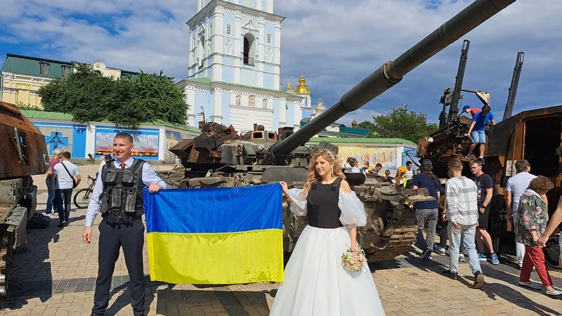 VIDEO EXCLUSIV Armata lui Putin, la fier vechi. Cimitirul tancurilor rusești din centrul Kievului / Newsweek