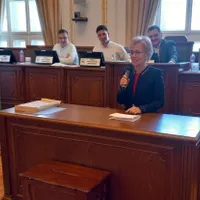 Candidata UDMR la Primăria Oradea, cu 13 terenuri și 5 case, amendată cu 2.500 lei în fața primăriei - Foto: erdon.ro