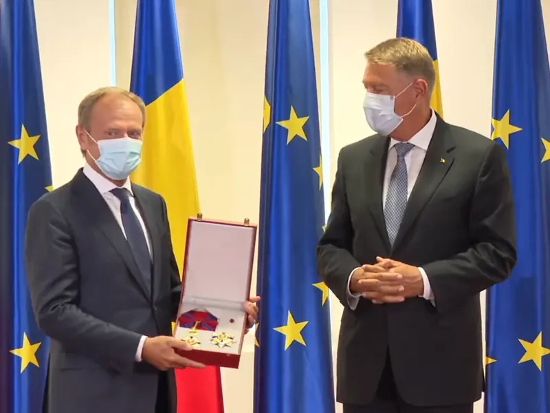 Klaus Iohannis l-a decorat pe Donald Tusk, preşedintele Partidului Popular European. Foto Administrația Prezidențială