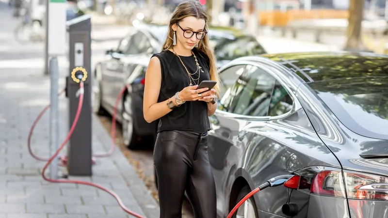 Mașină electrică la încărcat. - Foto: Profimedia Images
