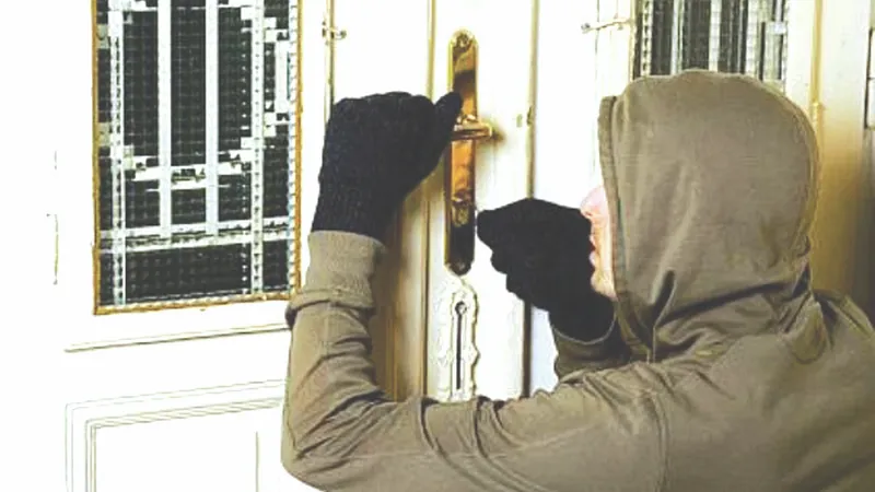 Cel mai periculos hoț. A intrat într-un apartament și a furat ustensile de bucătărie. Ce a pățit? - Foto: Observator / imagine rol ilustrativ