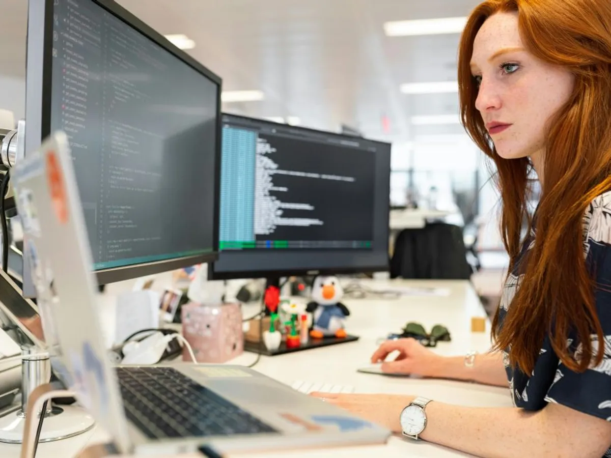 Dintr-un salariu de 8.000 de lei, statul ia 3.000 de lei. Cele 4 taxe uriașe plătite lună de lună - Foto: Pexels/ThisIsEngineering