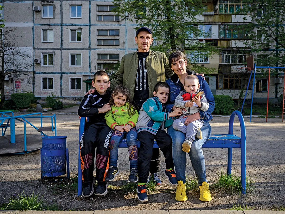 Familia Pocinok - Artur (10 ani), Kira (4 ani), Serghei (44 de ani), Nazar (8 ani), Olesia (34 de ani) și Glib (1 an) - după ce a fugit din Mariupol, care a fost asediat timp de săptămâni, în aprilie