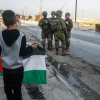 Un tată își trimite la moarte fiul cu un steag în fața soldaților israelieni: "Împușcă-l!” - Foto: Profimedia Images - Caracter ilustrativ