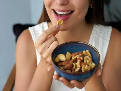 Nuca „semilună” care îți ține kilogramele sub control. E plină de nutrienți sănătoși. Cu ce o mânânci? - Foto: Freepik (Imagine cu rol ilustrativ)