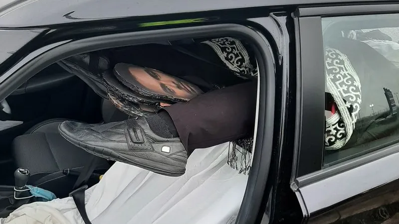 Un manechin îmbrăcat ca Făt Frumos, văzut într-o maşină pe autostradă, confundat cu un cadavru. / Foto: cambridge-news.co.uk