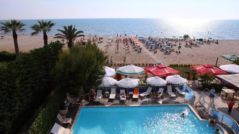 Orașul port Durres, fondat de greci în secolul al XVII-lea, este una dintre cele mai mari, mai aglomerate și mai cosmopolite stațiuni de pe coasta Albaniei. / Foto: baysider.com