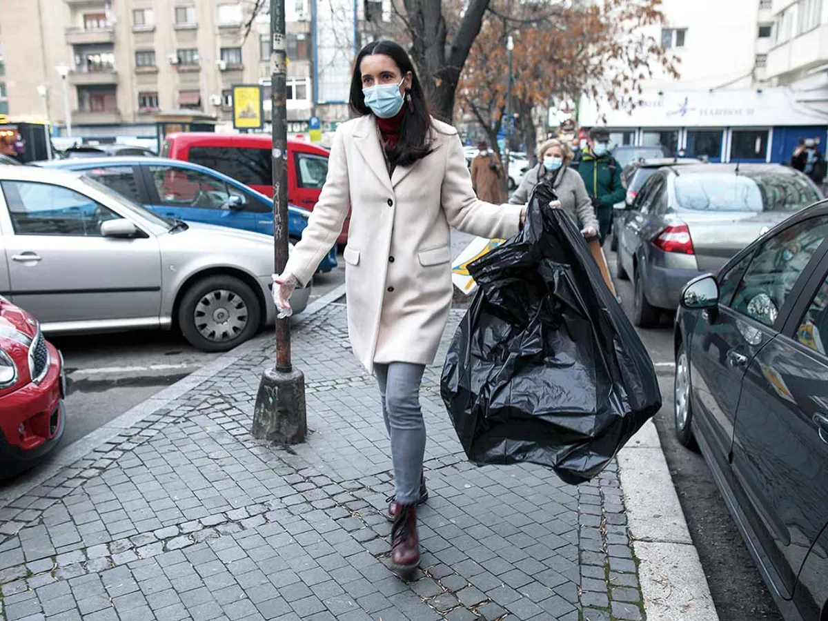 RĂZBOI   În decembrie 2020, primarul  Clotilde Armand a ieșit la strâns gunoiul abandonat de Romprest - Foto: INQUAM PHOTOS/ Octav Ganea