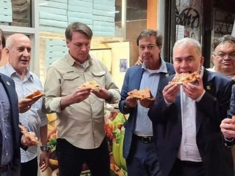 Jair Bolsonaro a mâncat o felie de pizza, la colțul străzii. FOTO: Facebook