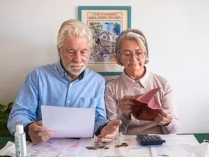 1.000.000 pensie vor fi micșorate. Se taie sute de lei bonusuri la pensionare. Cine pierde bani? - Foto: Freepik