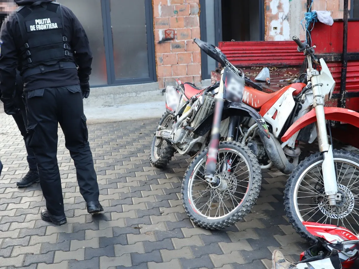 Cât costă să treci ilegal frontiera din Ucraina în România? Doi români, îi cărau cu motocicletele