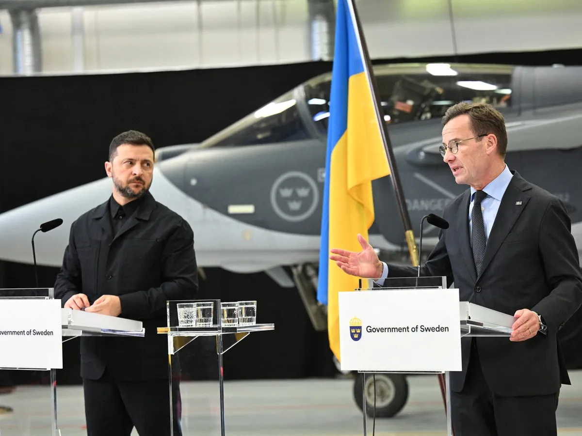 Prim-ministrul suedez Ulf Kristersson (d) și președintele ucrainean Volodimir Zelenski, declarații despre livrarea de avioane Gripen E - Foto: Profimedia Images
