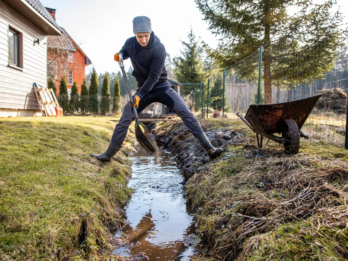 Persoană care a aruncat apa - Foto: Freepik (Imagine cu rol ilustrativ)