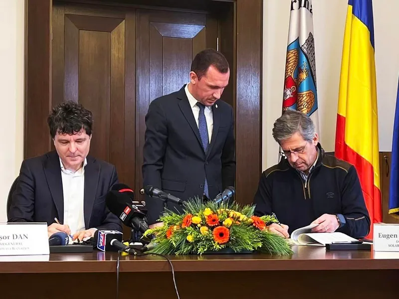 Nicușor Dan semnează cu firma Solaris- Foto: FACEBOOK