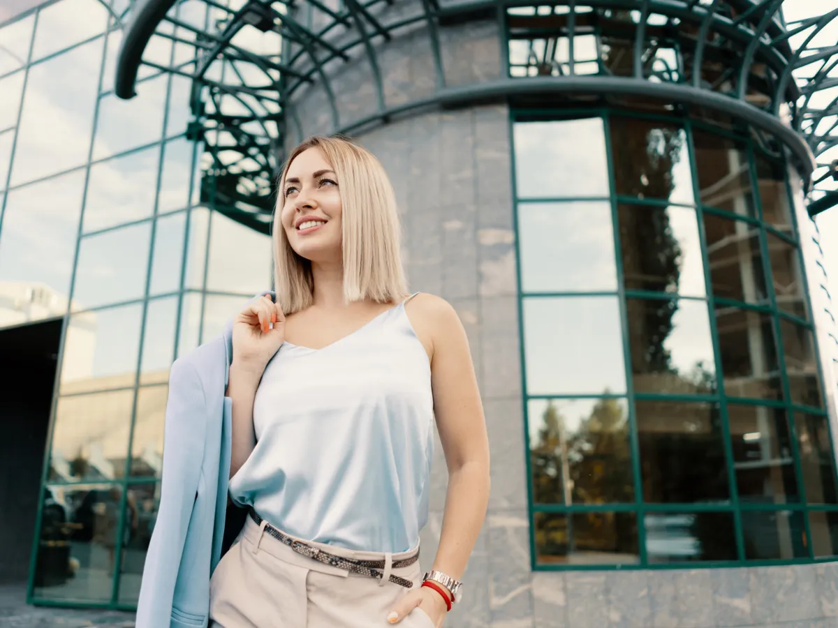 Femeie în clădire - Foto: Freepik