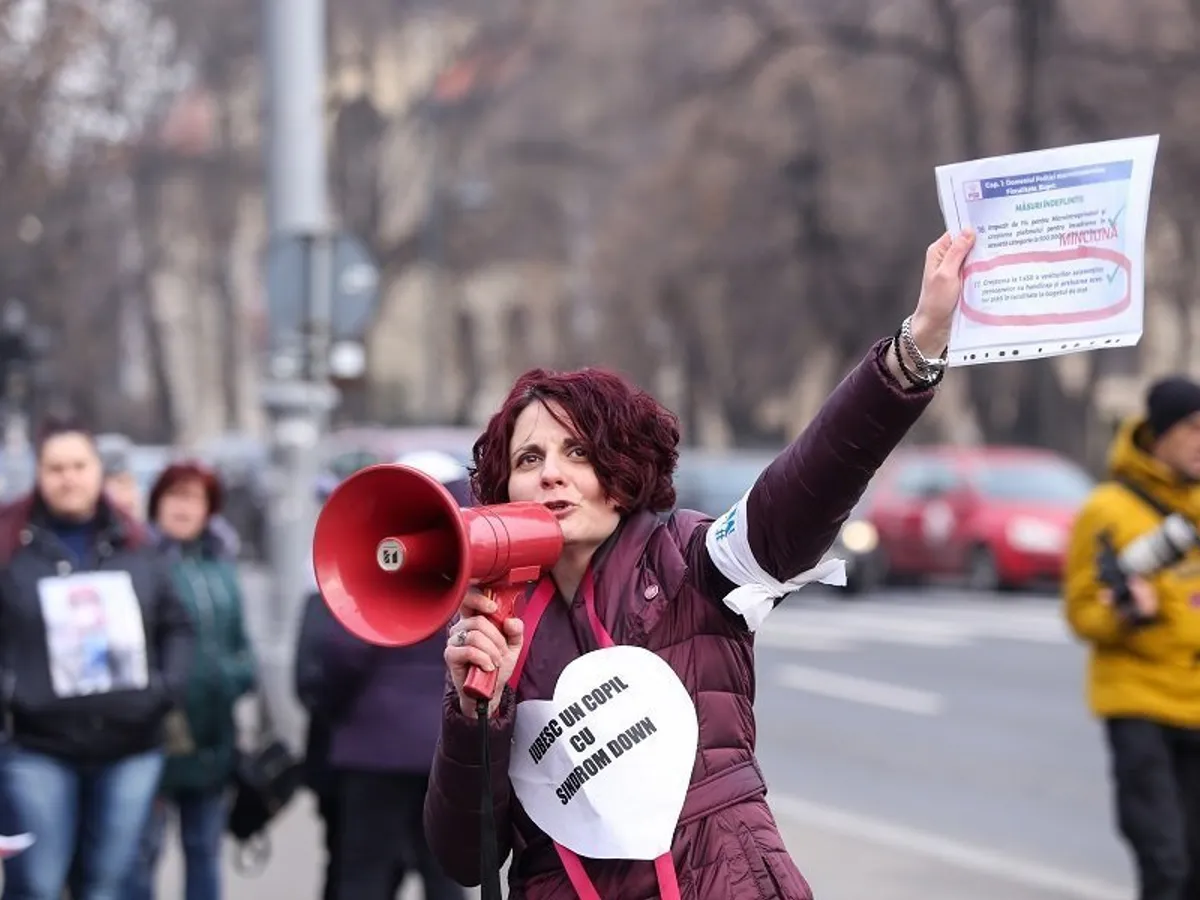 La protest cu alte câteva sute de părinți ai copiilor cu dizabilități, în iarnă, atunci când Guvernul Dăncilă a decis ca autoritățile locale să susțină integral plățile pentru persoanele cu dizabilități. SURSA FOTO: Inquam Photos - George Călin