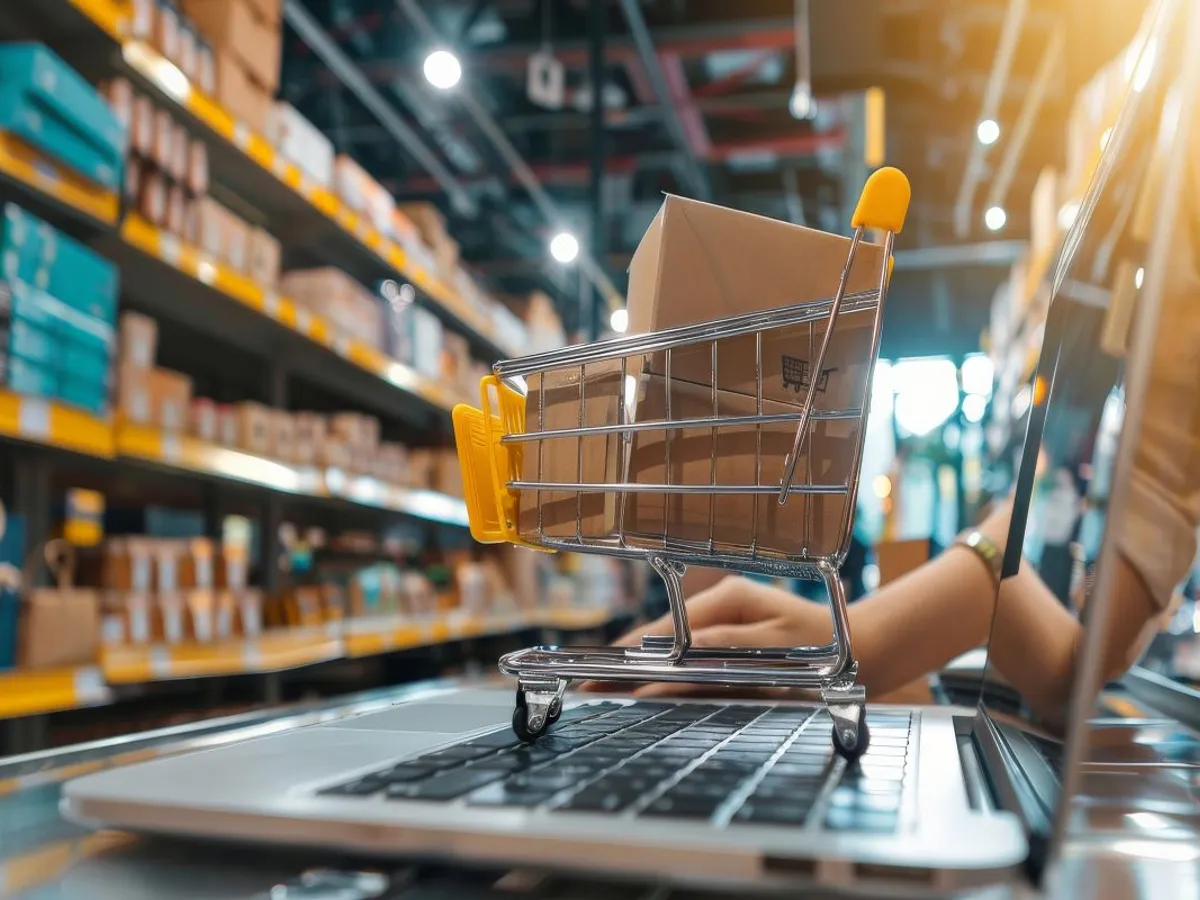 Persoană care configurează un magazin online și încarcă produse, de pe laptop - Foto: Magnific.com/bugphai
