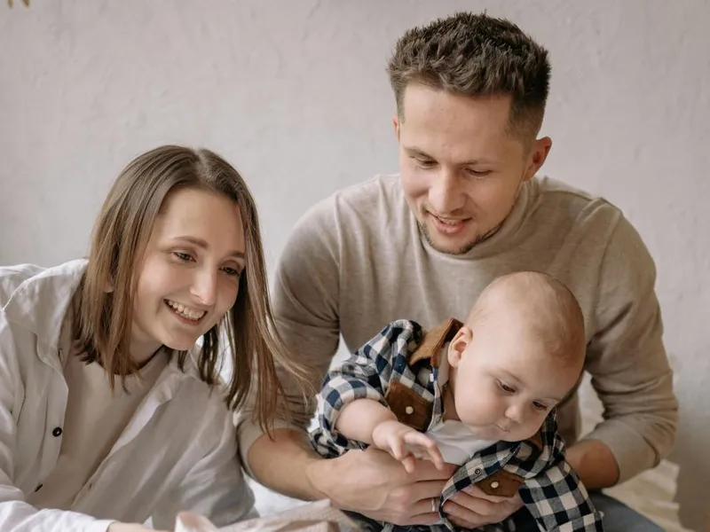 Familie fericită cu copil mic, în interior - Foto: Pexels/Jan Krukau