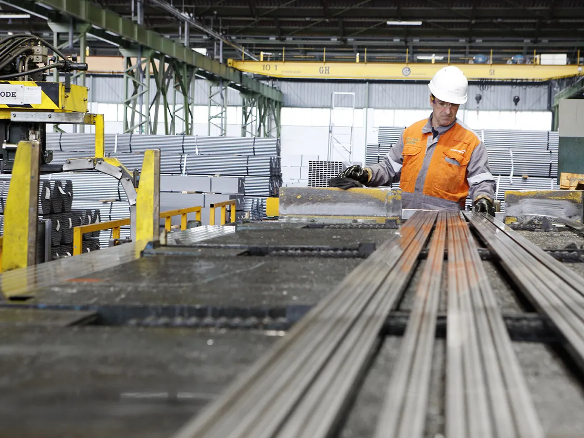 Fabrica de țevi structurale sudate din Iași, aflată pe pierdere, cumpărată de cel mai bogat om din Ucraina